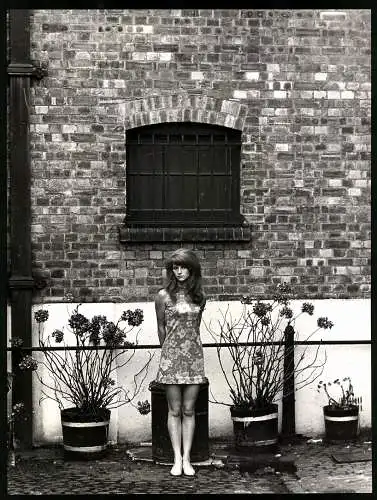 Fotografie Ivan Nagy, London, hübsche Schauspielerin Charlotte Rampling im kruzen Kleid vor ihrem Haus, 20 x 26cm