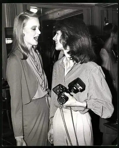 Fotografie Schauspielerin Charlotte Rampling als Fotografin auf einer Modenschau, Grossformat 20 x 25cm