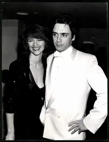 Fotografie Musiker Jean-Michel Jarre mit seiner Frau Schauspielerin Charlotte Rampling, Grossformat 19 x 25cm