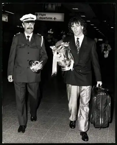 Fotografie Fussball Profi Craig Johnston mit dem 1986 gewonnen FA Cup am Flughafen samt Security, Grossformat 20 x 25cm