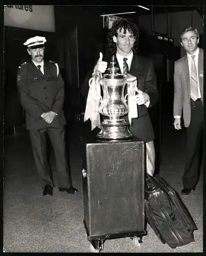 Fotografie Fussballer Craig Johnston nach dem Sieg mit dem FC Liverpool und dem gewonnen FA Cup, 1986, 20 x 25cm