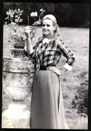 Fotografie Araldo di Crollanlanza, Paris, Schauspielerin Maria Schell mit Rock und Bluse, Grossformat 20 x 29cm