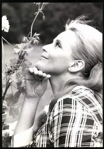 Fotografie Araldo di Crollalanza, Paris, Schauspielerin Maria Schell riecht an blühenden Blumen, Grossformat 20 x 29cm