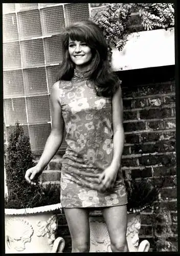 Fotografie Ivan Nagy, London, Charlotte Rampling im Minikleid mit Blumenmotiv, Grossformat 20 x 28cm