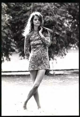 Fotografie Araldo di Crollalanza, Paris, Charlotte Rampling im Hippie Minikleid, Grossformat 20 x 29cm