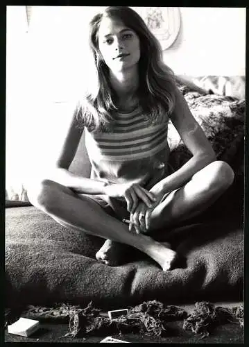 Fotografie Araldo Di Crollalanza, Paris, Charlotte Rampling raucht Zigarette auf ihrem Sofa, Grossformat 20 x 28cm