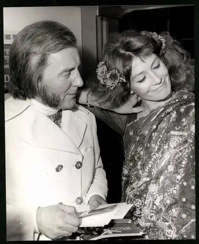 Fotografie Pantucci, London, Portrait Vanessa Redgrave mit Richard Buckle zur Premiere des Film Isadora, 20 x 25cm