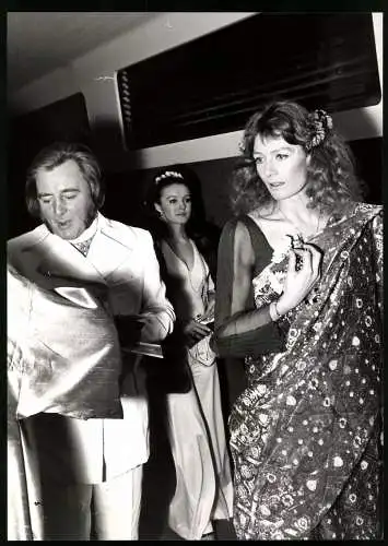 Fotografie Araldo di Crollalanza, Paris, Vanessa Redgrave und Richard Buckle zur Premiere von Isidora, 20 x 28cm