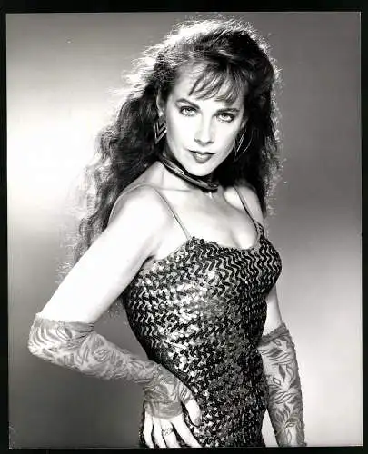 Fotografie Schauspielerin Mary Tamm im Paillettenkleid mit lüsternem Blick, Grossformat 21 x 25cm