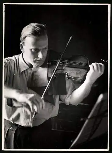 Fotografie Gerti Deutsch, Dirigent und Violinist Yehudi Menuhin im konzentrierten Spiel, Grossformat 25 x 18cm