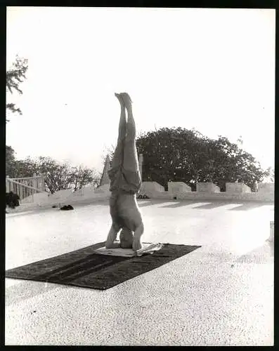 Fotografie P. R .Shinde, London, Geiger Yehudi Menuhin bei seiner tägliche Yoga Übung im Kopfstand / Sirsasana