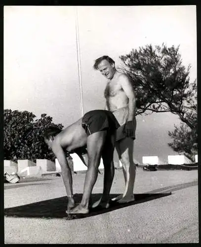 Fotografie P. R. Shinde, London, Yehudi Menuhin mit seinem Yogalehrer Iyengar, Grossformat 21 x 25cm