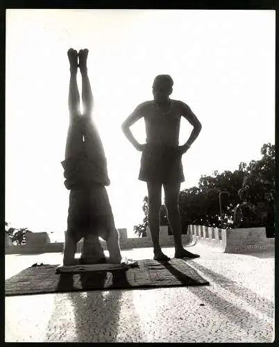 Fotografie P. R. Shinde, London, Yehudi Menuhin im Sirsasana / Kopfstand bei seiner täglichen Yoga Übung, 20 x 25cm