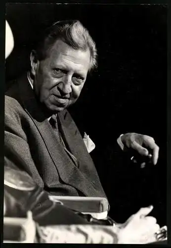 Fotografie Loomis Dean, London, britischer Schriftsteller Sir Osbert Sitwell, Baronet of Renishaw in the County of Derby