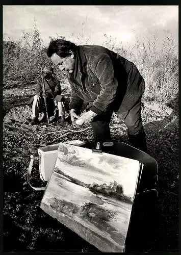 Fotografie James Soullier, London, Maler Pietro Annigoni mit neuem Gemälde in der Steppe Afrikas, Grossformat 20 x 29cm