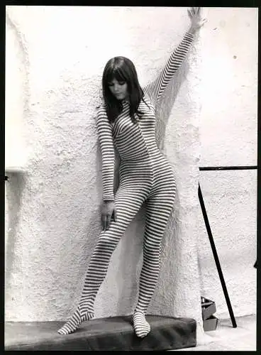 Fotografie Gerard Decaux, London, Schauspielerin Annie Nicolas im Film Zwei Wochen im September, Grossformat 21 x 28cm