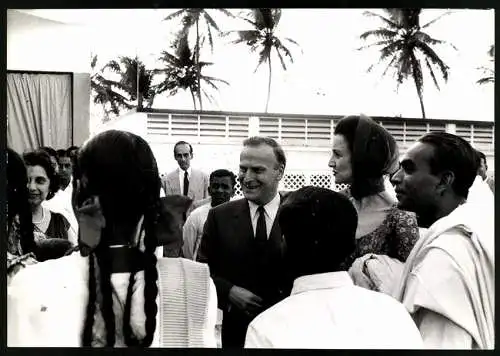 Fotografie Geiger und Dirigent Yehudi Menuhin mit seiner Schwester Hepziba bei einem Empfang zu ihren Ehren in Bombay