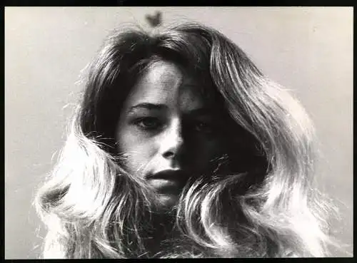 Fotografie Araldo di Crollalanza, Paris, Schauspielerin Charlotte Rampling schaut von oben in die Kamera, 29 x 21cm