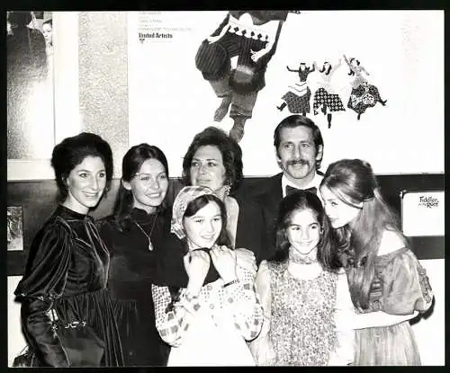 Fotografie Araldo Di Crollalanza, israelischer Schauspieler Chaim Topol mit seiner Familie, Grossformat 25 x 20cm