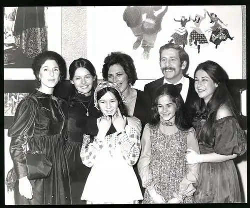 Fotografie Richard Fitzgerald, London, Chaim Topol israelischer Schauspieler mit seiner Familie, Grossformat 25 x 20cm