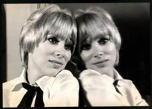 Fotografie Araldo di Crollalanza, London, Schauspielerin Mireille Darc mit Spiegelbild, Spiegelung, Grossformat 30 x 21cm
