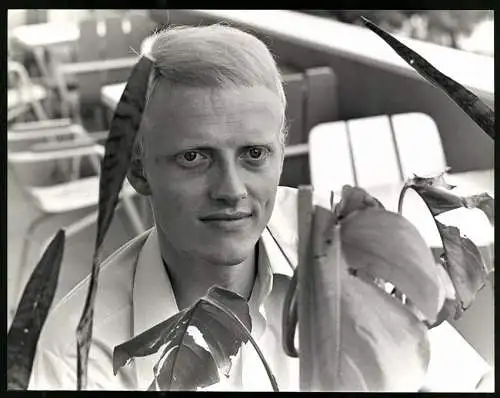 Fotografie Dego Hoffmann Ltd., London, deutscher Schalgersänger Heino schaut durch Pfalnzen, Grossformat 25 x 20cm