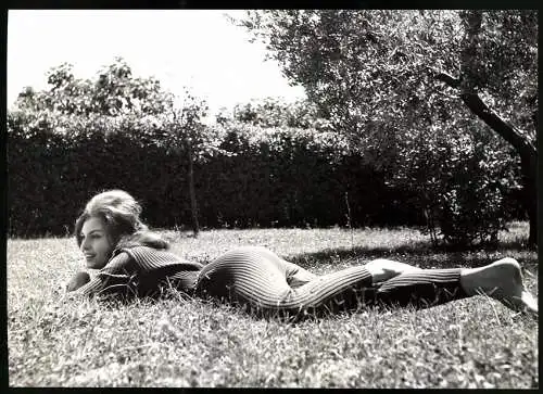 Fotografie Leo Fuchs, italienische Schauspielerin Rosanna Schiaffino räkelt sich im Gras, Grossformat 29 x 20cm