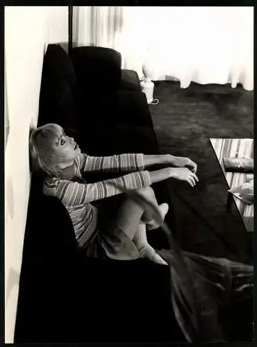 Fotografie Araldo Di Crollalanza, London, Mireille Darc im Minirock auf ihrem Sofa schaut gen Decke, 21 x 28cm