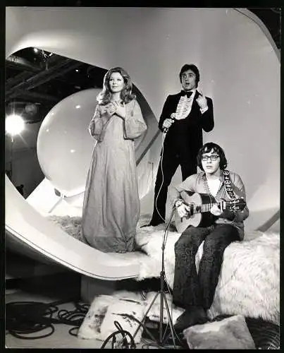 Fotografie Araldo Di Crollalanza, London, Schauspielerin Marina Vlady mit dem Sänger Sacha Distel auf der Bühne
