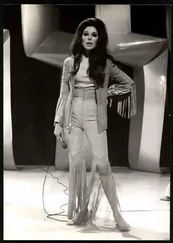 Fotografie Araldo di Crollalanza, London, Country Sängerin Bobbie Gentry bei einem Auftritt, Grossformat 21 x 29cm