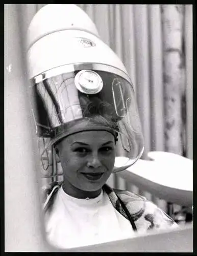 Fotografie Michael Friedel, München, junge Frau mit Lockenwicklern unter der Trockenhaube beim Friseur, 21 x 27cm