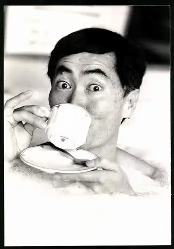 Fotografie Portrait Schauspieler George Takei in der Badewanne, bekannt als Hikaru Sulu aus Star Trek, 18 x 25cm