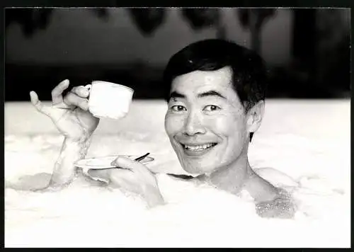 Fotografie Schauspieler George Takei, bekannt aus Star Trek als Hikaru Sulu, posiert in der Badewanne beim Tee