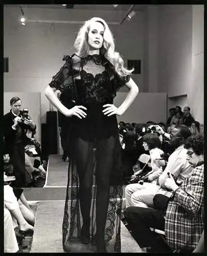Fotografie Schauspielerin und Modell Jerri Hall auf dem Laufsteg im schwarzen Netzkleid
