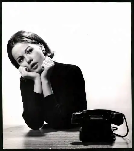 Fotografie Ims / Webb, London, Modell wartet am Telefon auf einen Anruf Will he ring?