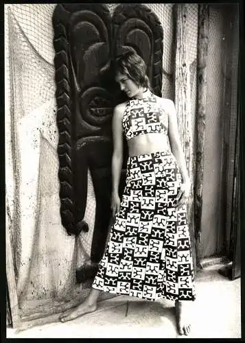 Fotografie Alma McGoldrick, Haute Couture & Hawaiin Style, Modell trägt aktuelle Mode, Grossformat 20 x 28cm