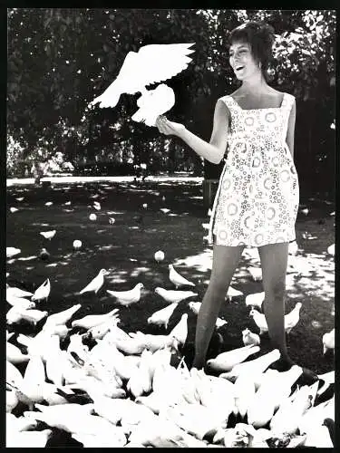 Fotografie Alma McGoldrick, London, Modell trägt kurzes und schlichtes Kleid mit seitlich geschlitztem Überrock