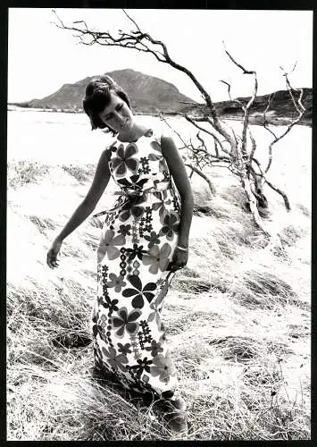 Fotografie Alma McGoldrick, London, Model im Abendkleid mit mutig und provokantem Muster, Haut Couture Hawaiin Style