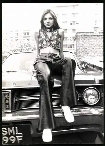 Fotografie junges Modell in schwarzer Lederhose mit Schmetterlingstop auf einem Chrysler Auto, Grossformat 19 x 27cm