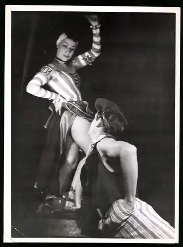 Fotografie Barbara Nordhaus-Lüdecke, Berlin, Tänzerin der Staatsoper Manon Erfuhr und Rolf Jahnke in Rollenkostümen