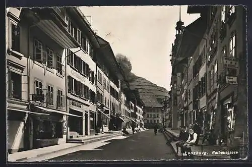 AK Lenzburg, Strasse Rathausgasse mit Geschäften