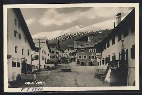 AK Zuoz, Dorfplatz mit Brunnen
