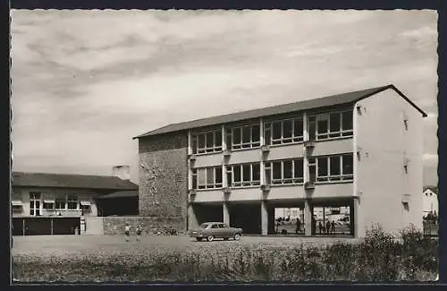 AK Landau /Pfalz, Horstsiedlung-Schule mit Auto