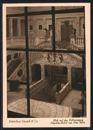 AK Wiesbaden-Biebrich, Sektkellerei Henkell & Co., Blick auf den Kellereingang, Majolika-Relief von Fritz Behn