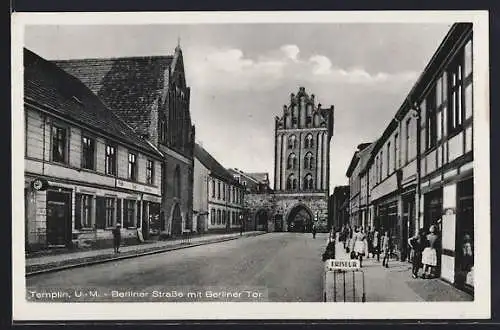 AK Templin /U.-M., Berliner Strasse mit Berliner Tor, Friseurgeschäft