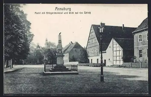 AK Annaburg, Markt mit Kriegerdenkmal und Blick auf das Schloss