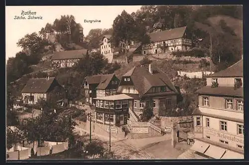 AK Rathen /Sächs. Schweiz, Strassenpartie mit Cafe Zum sonnigen Eck, Kolonialwarengeschäft und Burgruine