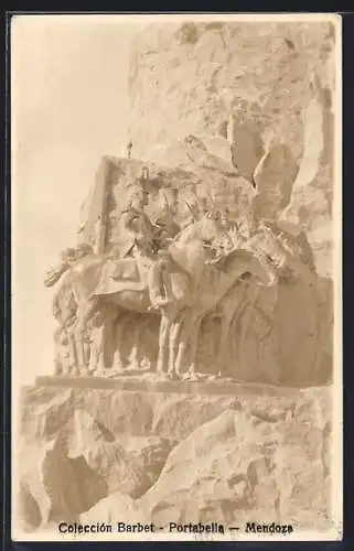 AK Mendoza, Standbild an einem Felsen