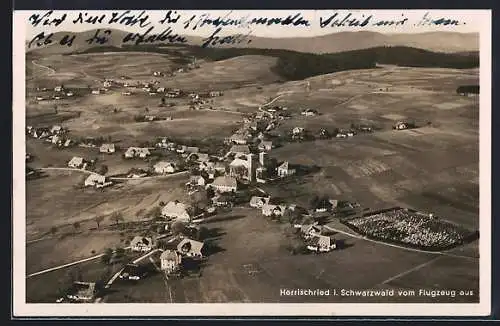 AK Herrischried i. Schwarzwald, Teilansicht mit Strassenpartie, Fliegeraufnahme