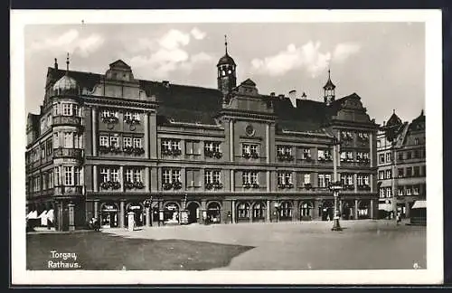AK Torgau, Rathaus mit Strassenpartie